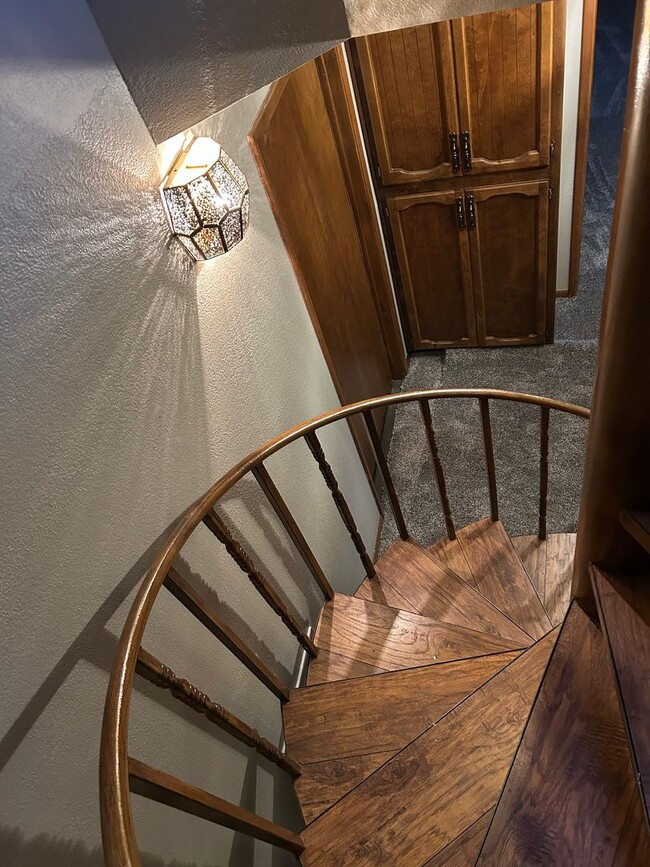 Building Photo - 6367 Woodman Dr