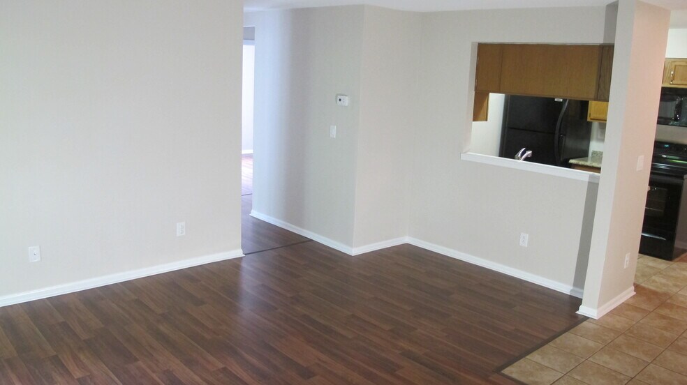 Building Photo - 9611 Vinca Cir