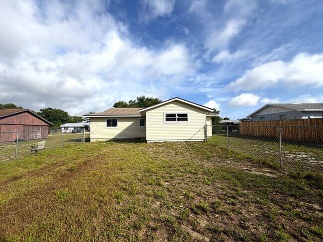 Building Photo - Renovated Home