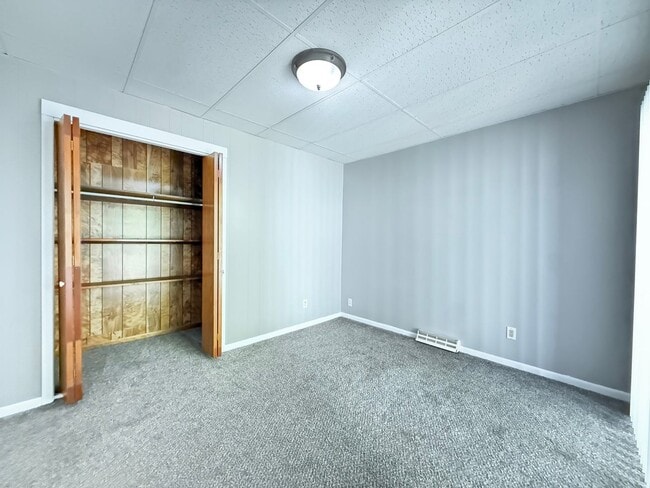 Building Photo - Easy to Maintain 2 Bed Home with Attached Garage