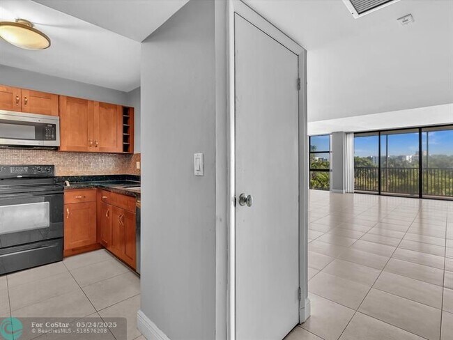 Building Photo - 20379 W Country Club Dr