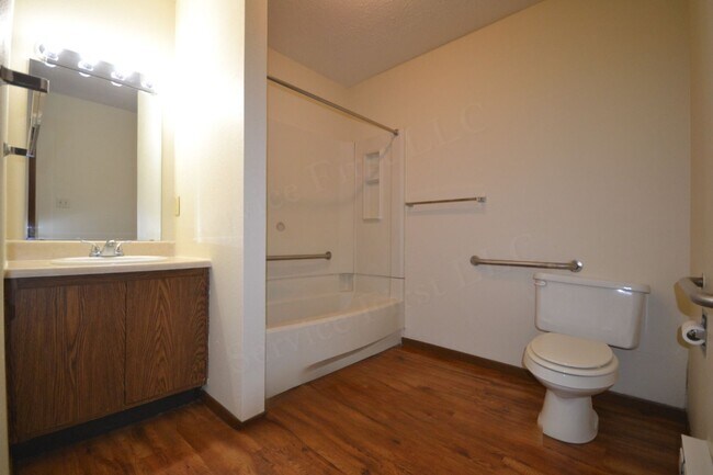 Building Photo - Calhoun Village Apartments