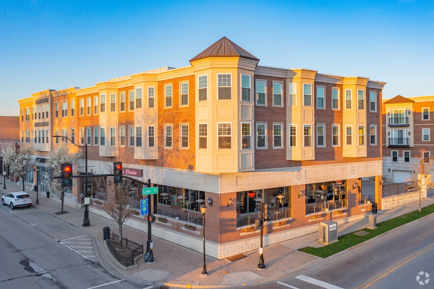 Building Photo - Eleven 5 Lake