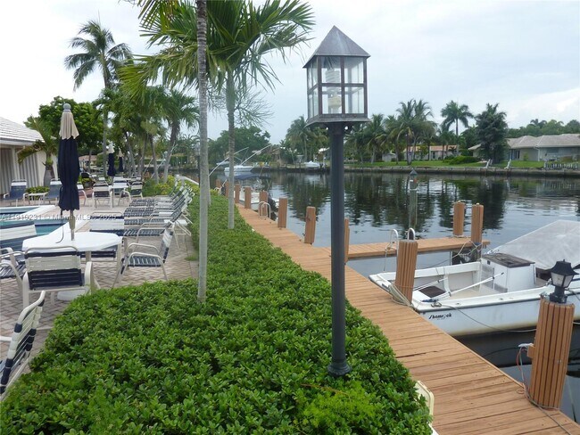 Building Photo - 180 Cypress Club Dr