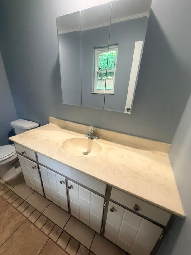 Building Photo - Spacious Maryville City Rental with Finished Basement & Lawn Care Included!
