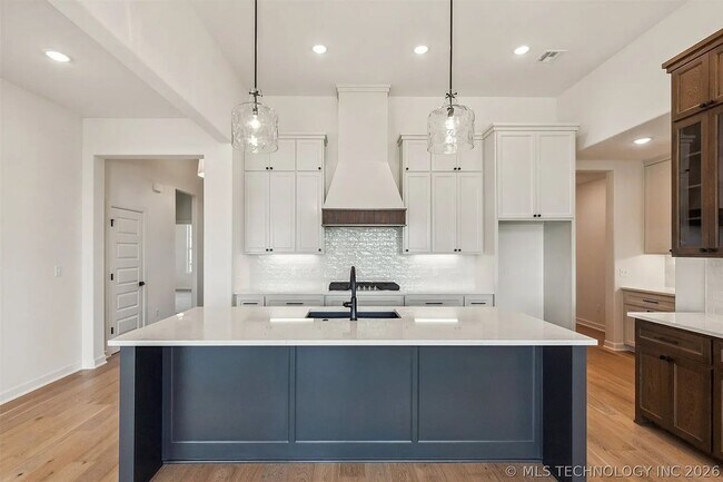 Building Photo - 5 Bed | 4 Bath House