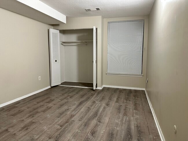 Building Photo - 2 Shrewsbury Green Dr