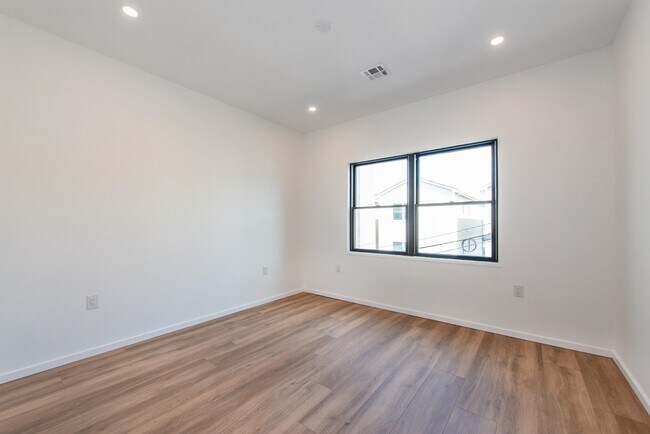 Building Photo - 206 Harrison Ave
