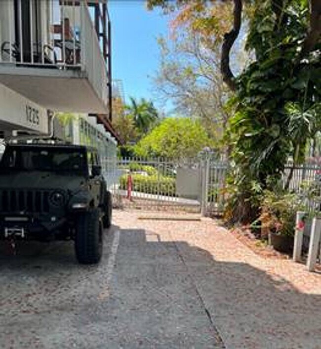 Building Photo - Location, Location, Location! 1 Bedroom/1 Bathroom in Miami Beach!