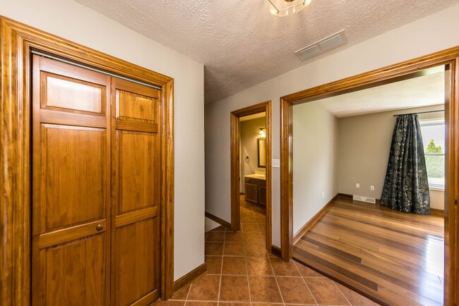 Building Photo - 229 Topaz Ln