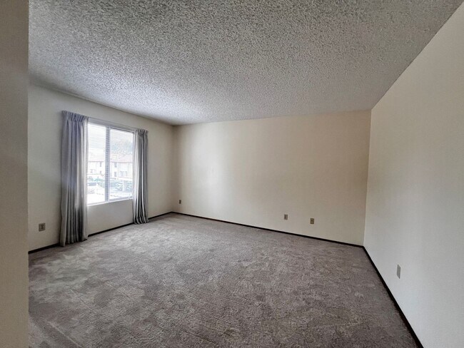 Building Photo - Spacious 3 bedroom 1.5 bath