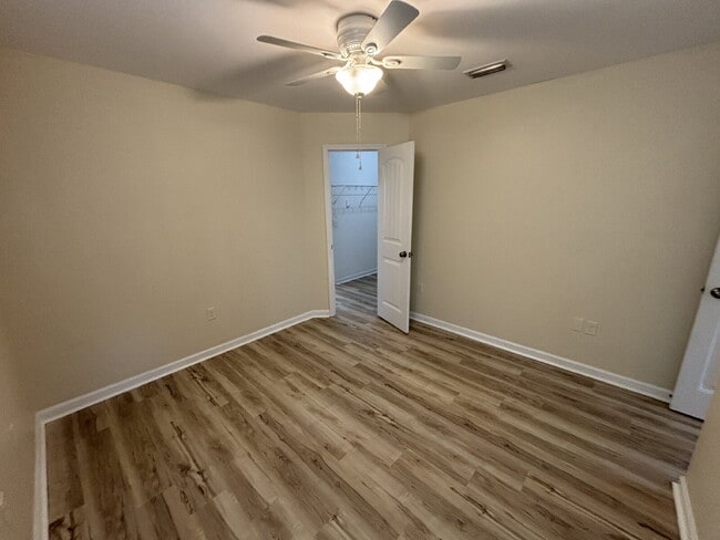 Building Photo - 472 Jester St