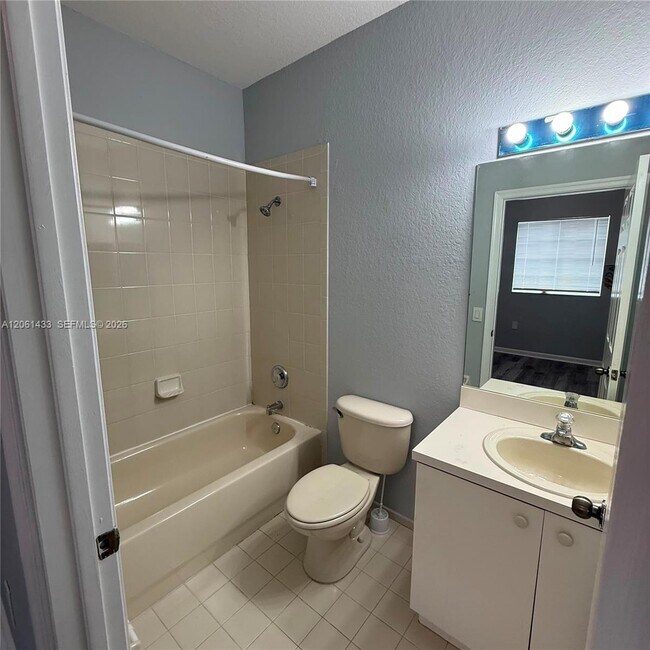 Building Photo - 8811 S Isles Cir