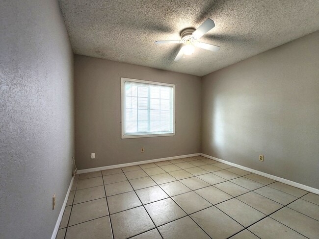 Building Photo - Spacious Single-Story Home; Private Fenced...