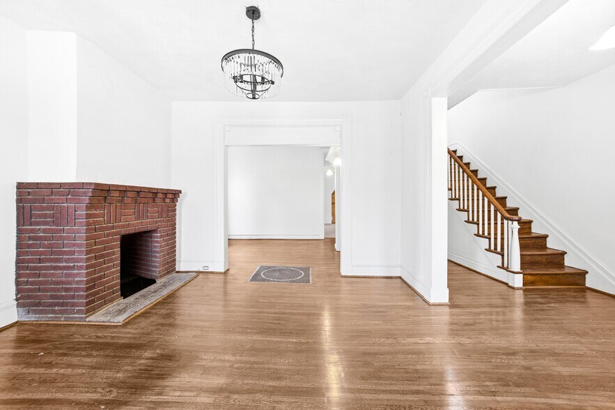 Building Photo - 3110 Main St