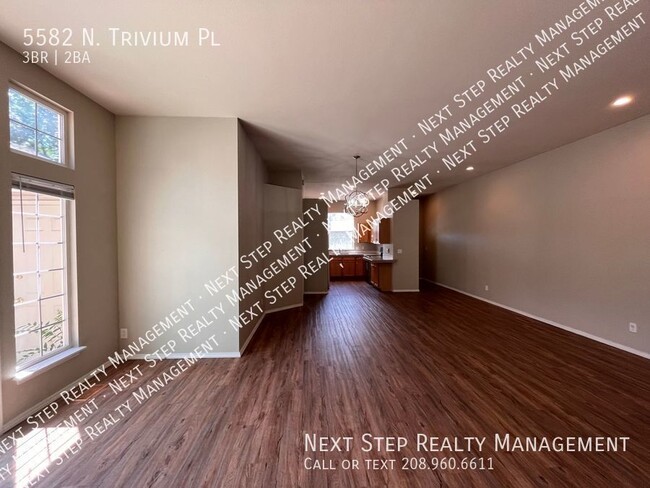 Building Photo - 3 Bed 2 Bath Townhome - NO SECURITY DEPOSI...