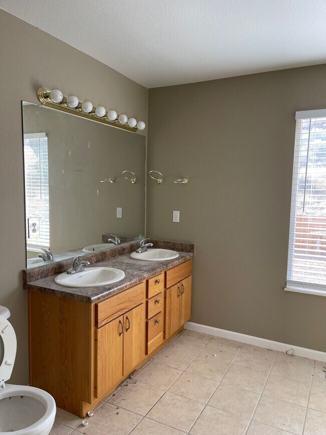Building Photo - 3 Bedroom 2 bathroom
