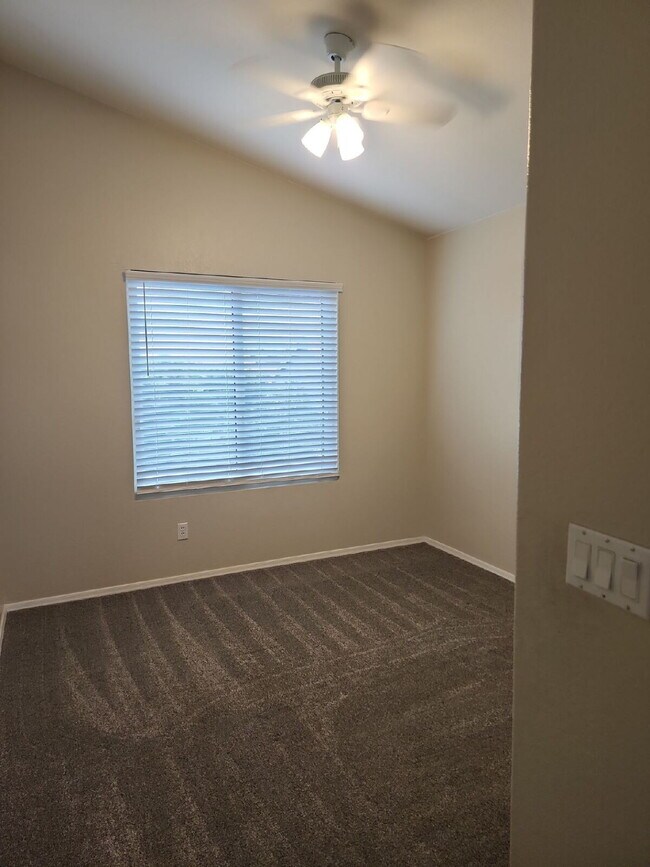 Building Photo - "Spacious 4-Bedroom Glendale Gem with Granite Elegance - 2018 Sq Ft of Comfort!"