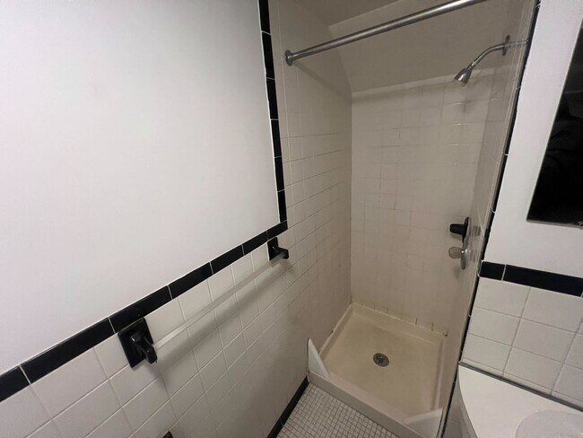 Building Photo - 405 Hamilton St