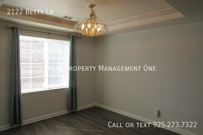 Building Photo - 2122 Betty Ln