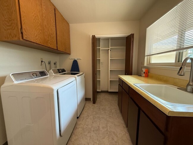 Building Photo - Fantastic 3 bedroom 2 bath Home in Montere...