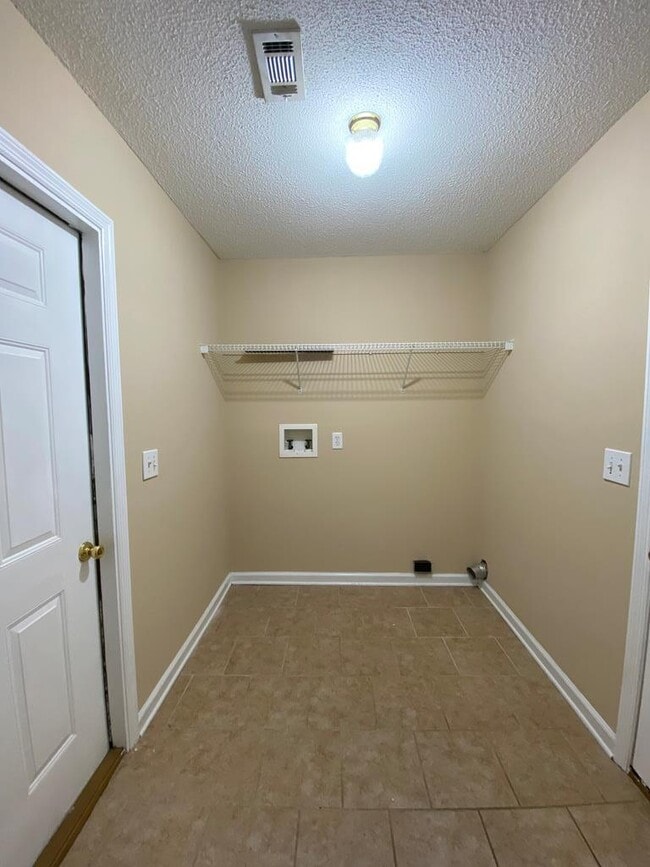 Building Photo - 6400 Bradley Park Dr