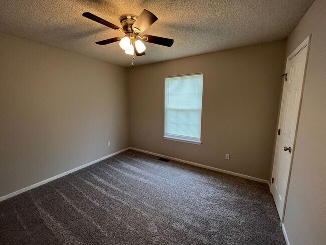 Building Photo - 2-Bedroom, 1.5 Bathroom Duplex with 1 Car ...
