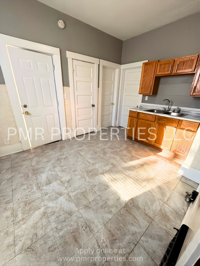 Building Photo - 2 Bedrooms/1 Bathroom House