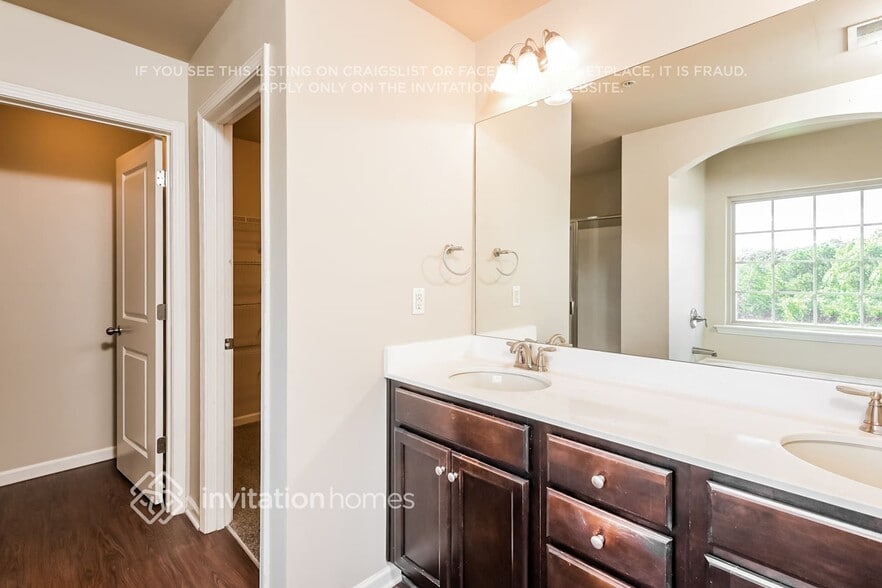 Building Photo - 1700 Summit Village Ln