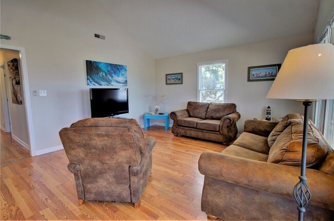 Building Photo - Surf City - 3BR 2BA Pet Friendly Cottage O...