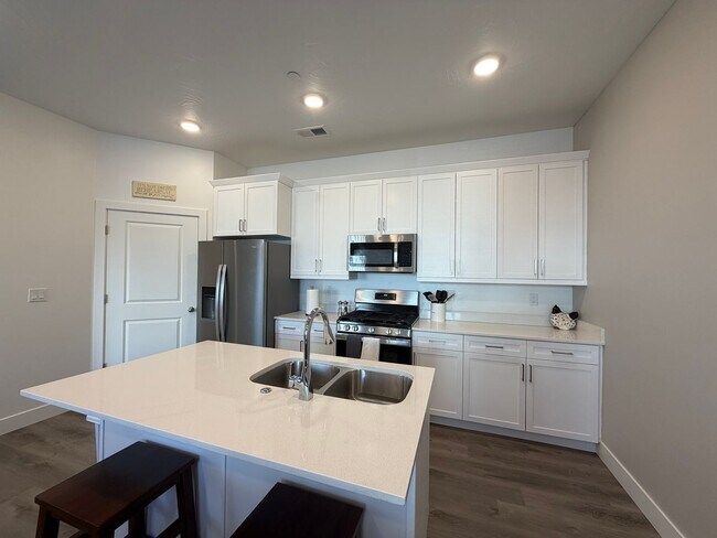 Building Photo - 5801 S Garnet Dr