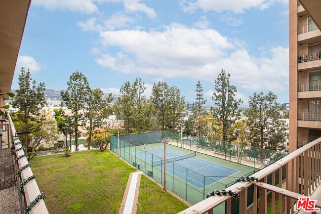 Building Photo - 100 S Doheny Dr