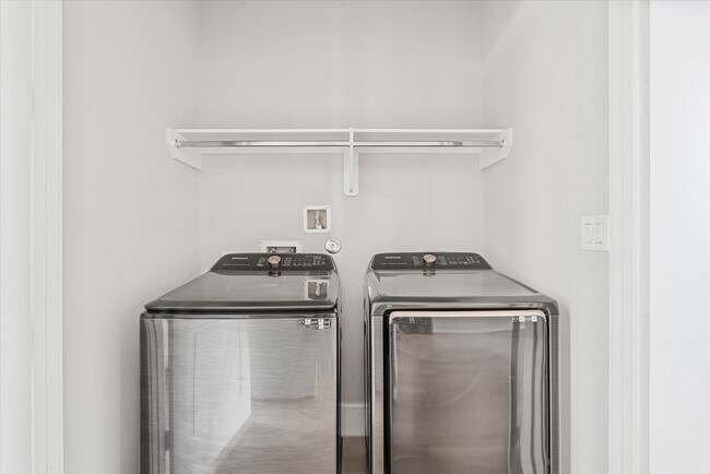 Building Photo - 1005 St Charles St