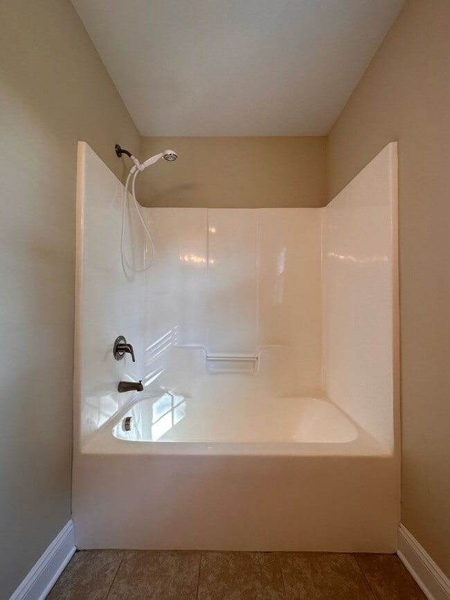 Building Photo - Perfect on Pineflat!