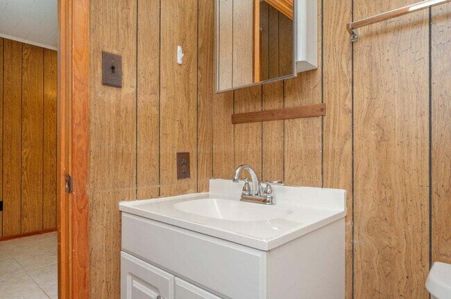 Building Photo - Charming brick home ready for move in!