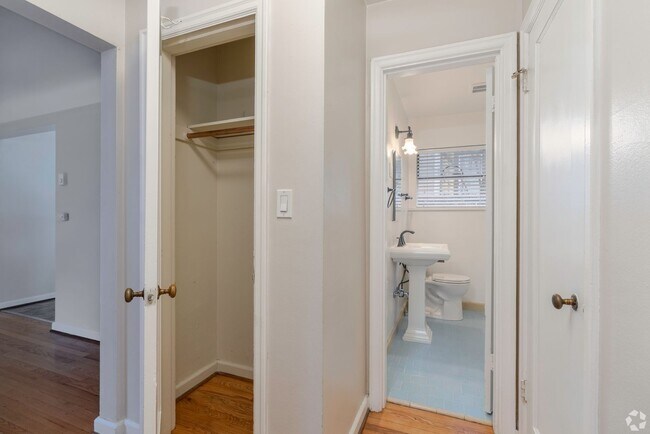 Building Photo - Lovely 1 Bed, 1 Bath at Irving Court Apartments