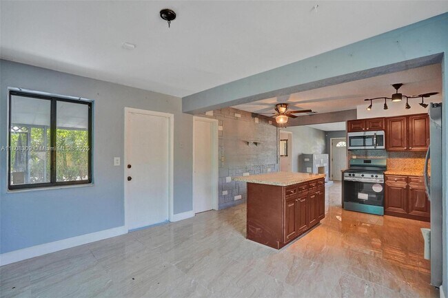 Building Photo - 2890 SW 9th St