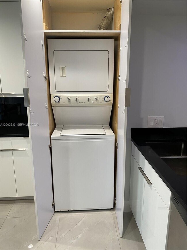 Building Photo - 199 SW 12th Ave