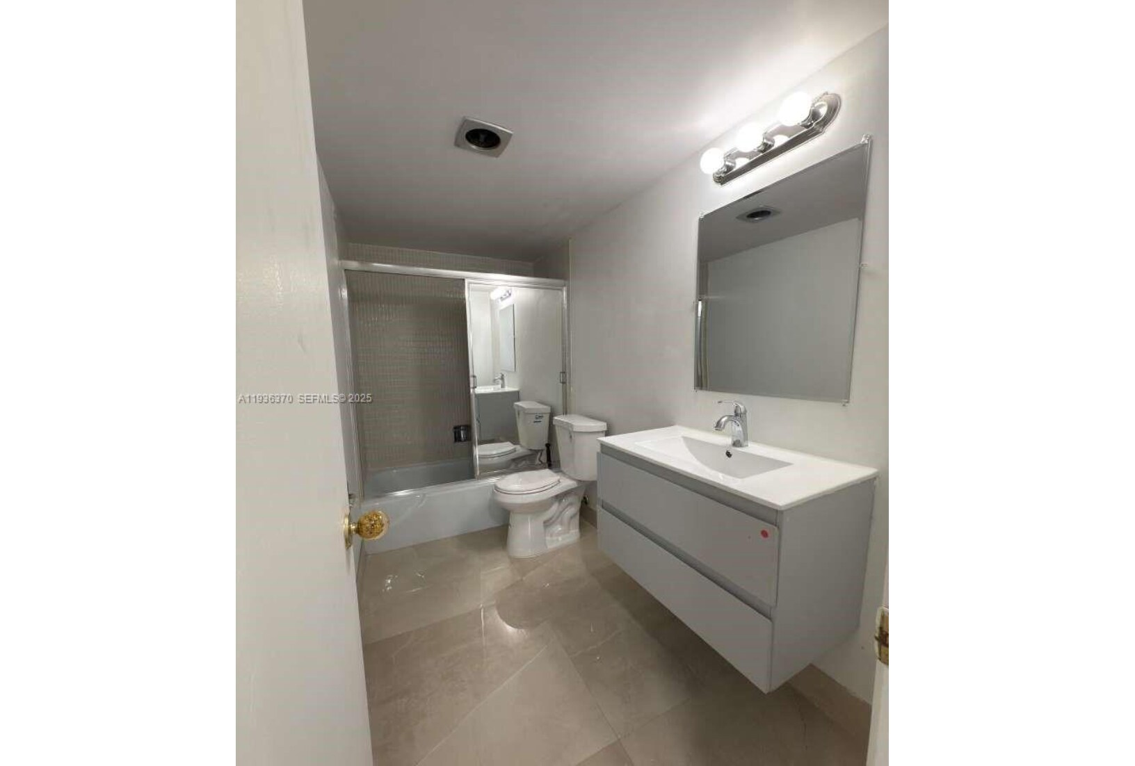 Building Photo - 9001 Jacaranda Ln