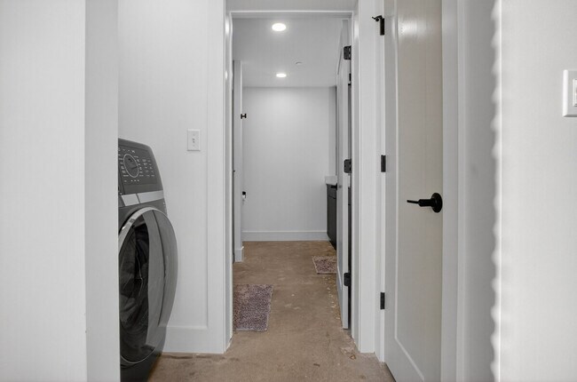 Building Photo - 100 W 5th St