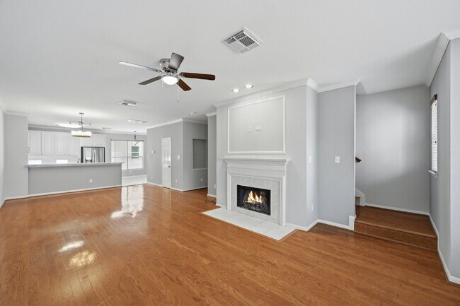 Building Photo - "Chic Urban Living: Spacious 2-Bed, 2-Bath Townhouse in Houston's Heart!"