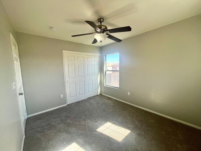 Building Photo - **$800 OFF MOVE IN BY 11/14/25**Spacious T...