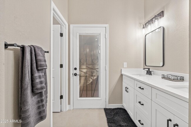 Building Photo - 2735 N Diego Cir