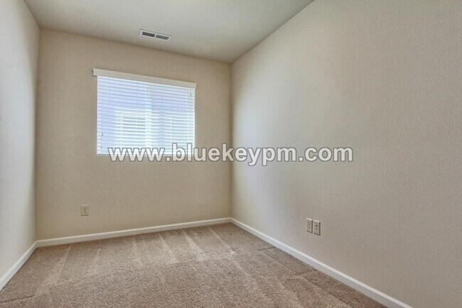 Building Photo - 3 Bed, 2.5 Bath Townhome with Upstairs Office or Tech Room