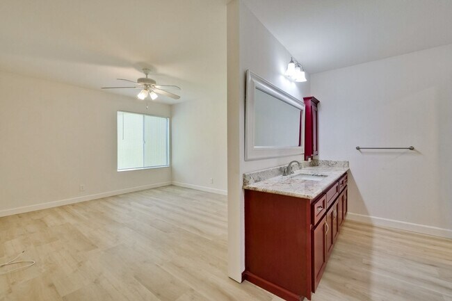 Building Photo - Beautiful 2BR 2BA downstairs condo in Moun...