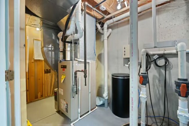 Building Photo - Silverton- Meticulous 4+ bedroom, 5ba, 2 car