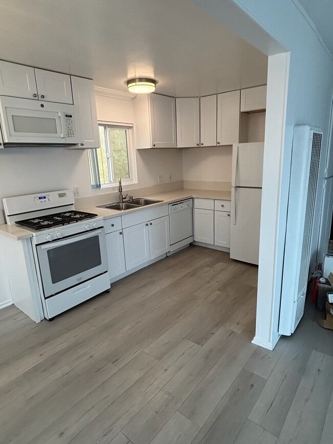 Building Photo - 216 40th St