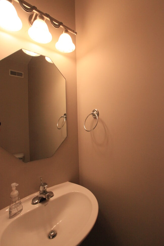 Building Photo - 2207 Stanford Ct