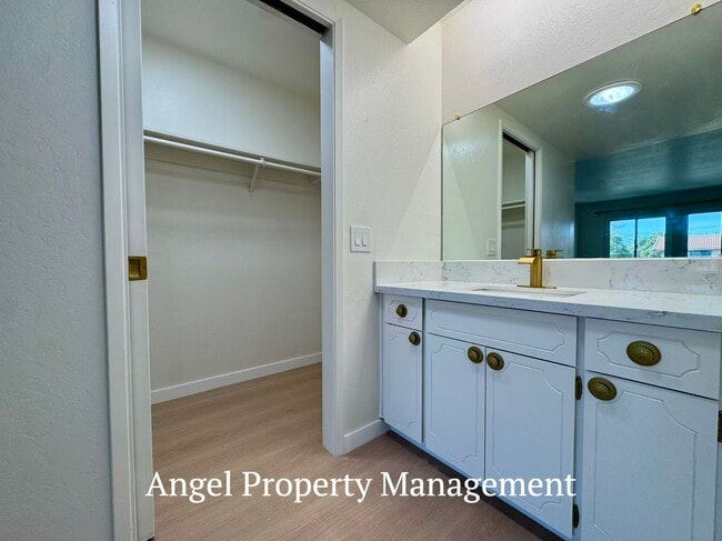 Building Photo - 5804 Shadow Ridge Dr