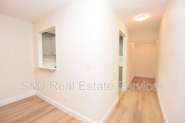 Building Photo - 2025 Sylvester Rd